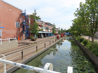 850652 Gezicht over de gracht bij de Hondsrug in de wijk Lunetten te Utrecht, met links Winkelcentrum Lunetten, vanaf ...